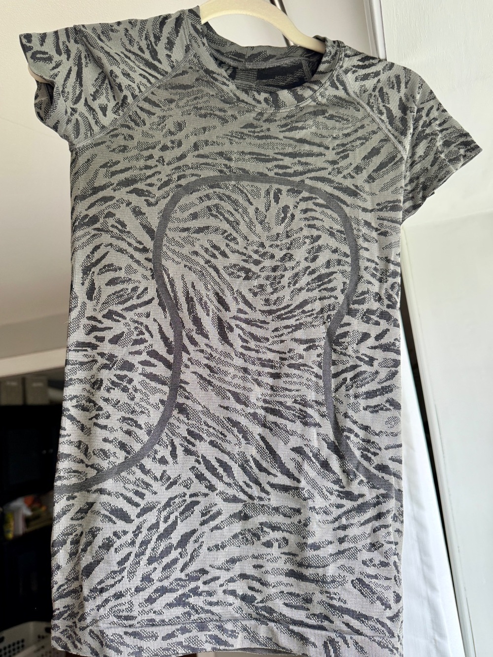 Lululemon Primal Clash Black / Gull Grey size 4 Short Sleeve Swiftly
